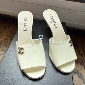 CHANEL White Cream Mules with CC Logo Accent Pearl Heel